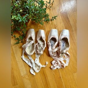 🩰 2 pairs of Used Dead Pointe Ballet Shoes, Retired decorations crafting